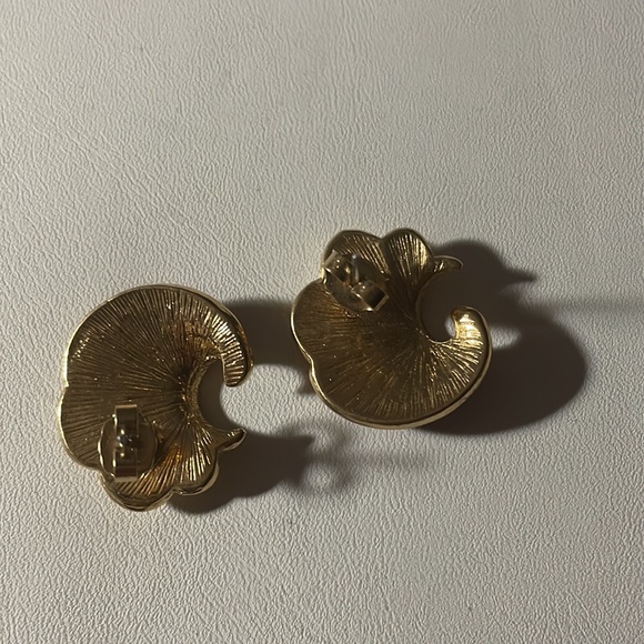 Vintage Avon Red Foil Scallop Pierced Ear Earrings - Picture 2 of 3